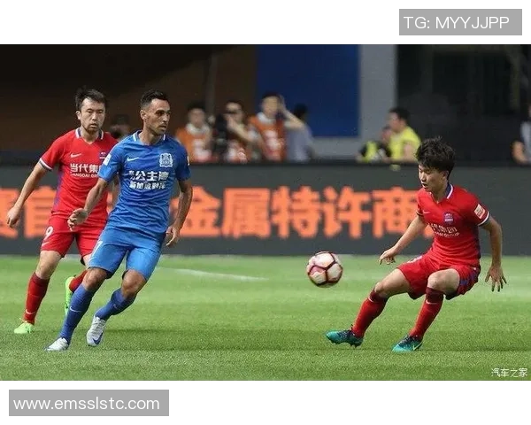 2017年富力与力帆激战回顾球场上的精彩瞬间与战术分析